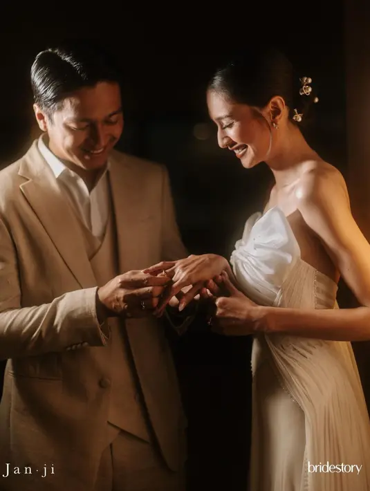 Terakhir, ini inspirasi cincin nikah dari Mikha Tambayong dan Deva Mahenra [instagram/miktambayong]