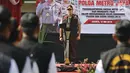 Wakapolda Metro Jaya, Brigjen Pol Purwadi mengenakan rompi memberi sambutan saat apel besar di lapangan Sabhara Mapolda Metro Jaya, Jakarta, Sabtu (12/5). (Liputan6.com/Herman Zakharia)