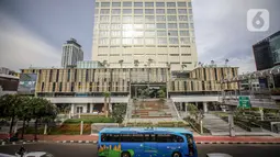 Sebuah bus melintas di depan Gedung Sarinah yang beroperasi kembali  di Jalan MH Thamrin Jakarta Pusat, Senin (21/3/2022). Pusat perbelanjaan pertama di Indonesia yaitu Sarinah sudah selesai direnovasi dan sudah beroperasi kembali mulai hari ini, Senin 21 Maret 2022. (Liputan6.com/Faizal Fanani)
