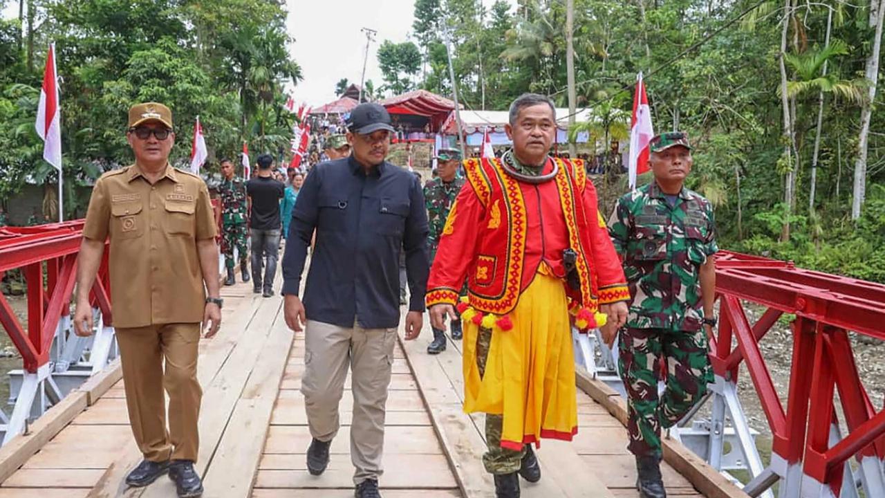 FOTO: Kasad  Maruli Resmikan Jembatan Bailey Penghubung Desa di Nias Selatan