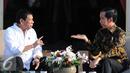 Jokowi mengajak Duterte berbincang di beranda belakang Istana Negara, Jakarta, Jumat (9/9). Hanya pemimpin negara dengan hubungan dekatlah yang diajak berbincang di beranda belakang Istana oleh Jokowi. (Liputan6.com/ Faizal Fanani)