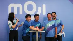 Direktur Moji, Hendy Lim (tengah kiri), Managing Director Emtek, Sutanto Hartono (tengah), dan Michael Owen (tengah kanan) menekan tombol launching MOJI di Sumarecon Mall Serpong, Tangerang Selatan, Minggu (21/08/2022). (Bola.com/Bagaskara Lazuardi)