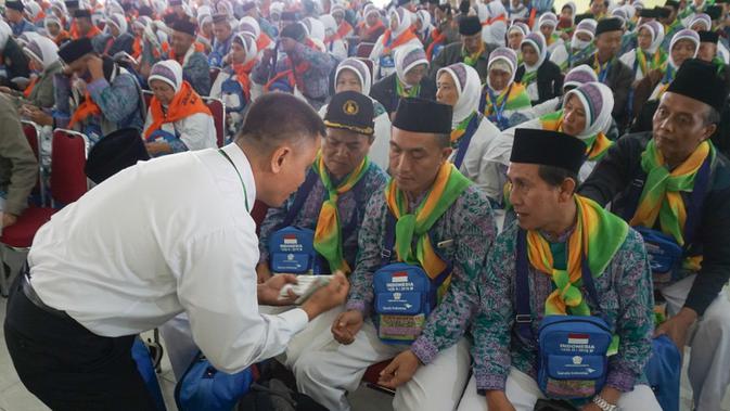 Jemaah haji kloter pertama asal Kabupaten tegal tiba di Asrama Haji Donohudan, Boyolali, Senin 916/7).(Liputan6.com/Fajar Abrori)