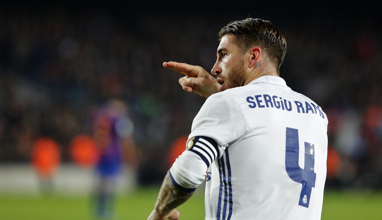 Ekspresi Sergio Ramos saat memberikan salam untuk fans usai mencetak gol ke gawang Barcelona pada laga El Clasico di Camp Nou Stadium, Barcelona, (03/12/2016), Barcelona bermain imbang 1-1. (AFP/Pau Barrena)