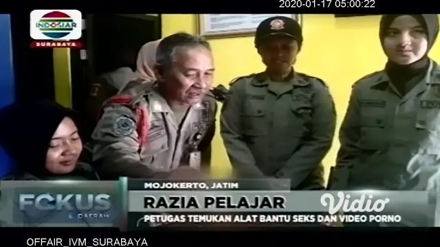 Satpol PP Kota Mojokerto mengamankan belasan pelajar SMA di warung kopi diduga bolos sekolah. Dalam razia tersebut, Satpol PP mengamankan tissue magic, ponsel, rokok, dan satu rokok elektrik atau vape.