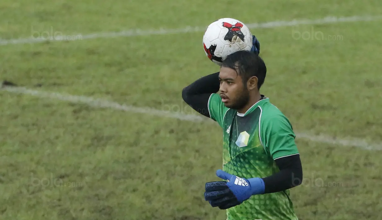 Kiper Perbanas, Adixi, saat pertandingan melawan UM pada laga Torabika Cup 2017 di Stadion Cakrawala, Malang, Rabu (22/11/2017). UM menang 3-0 atas Perbanas. (Bola.com/M Iqbal Ichsan)