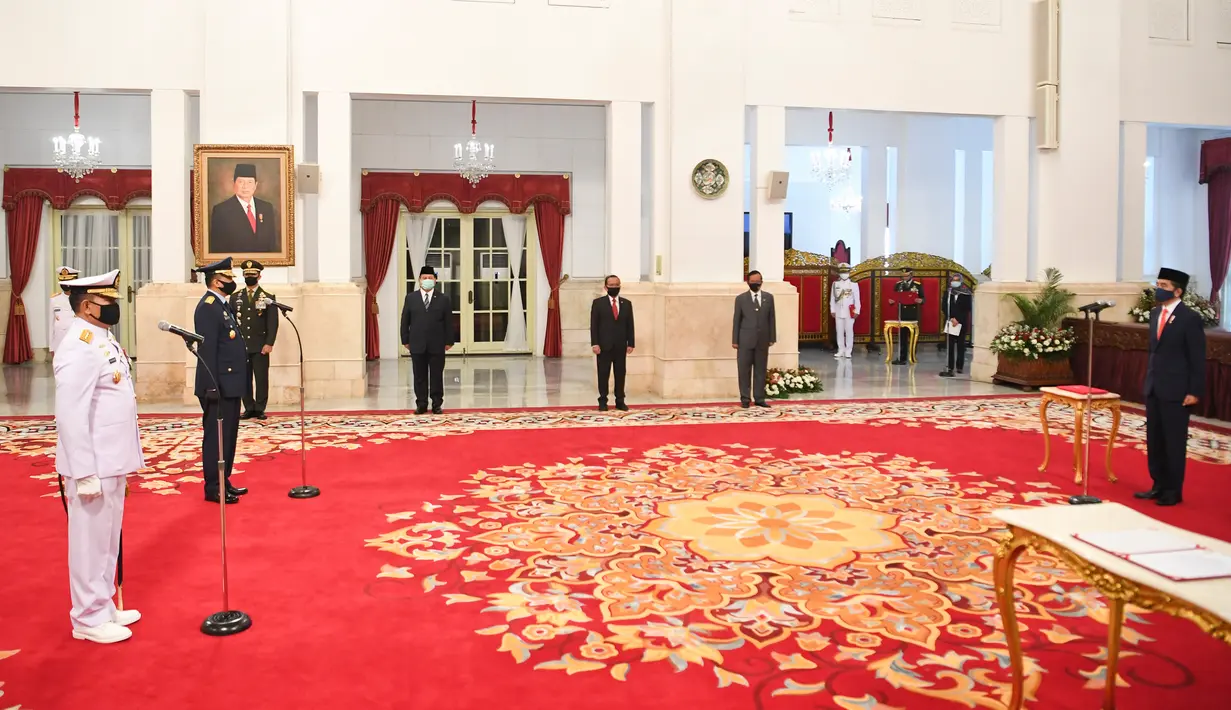 Presiden Joko Widodo  memimpin upacara pelantikan Kepala Staf Angkatan Laut (KSAL) dan Kepala Staf Angkatan Udara (KSAU) di Istana Negara, Rabu (20/5/2020). Jokowi resmi melantik Laksamana TNI Yudo Margono sebagai KSAL dan Marsekal TNI Fadjar Prasetyo sebagai KSAU (ANTARA FOTO/Hafidz Mubarak A/POOL)