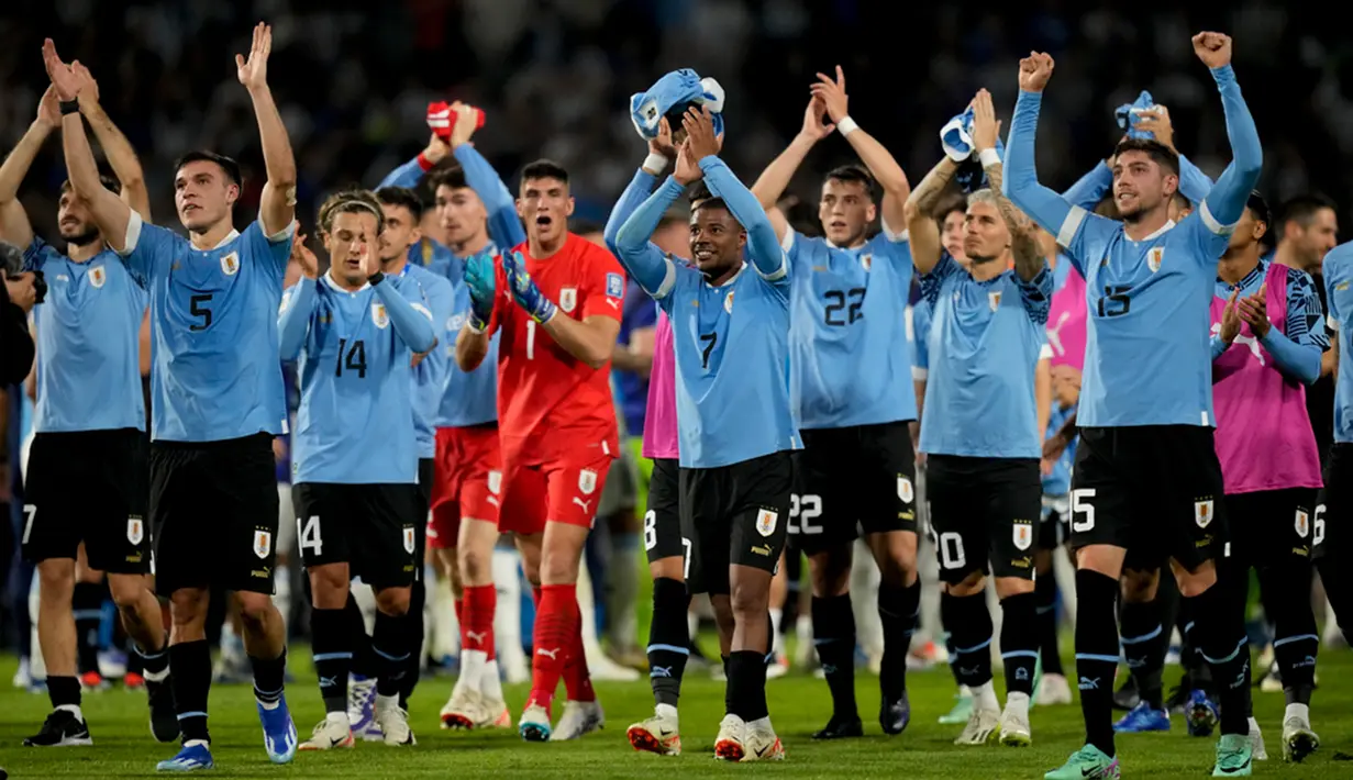 Para pemain Uruguay merayakan kemenangan 2-0 atas Argentina pada penghujung pertandingan sepak bola kualifikasi Piala Dunia 2026 di Stadion La Bombonera, Buenos Aires, Argentina, Kamis (16/11/2023). (AP Photo/Matias Delacroix)