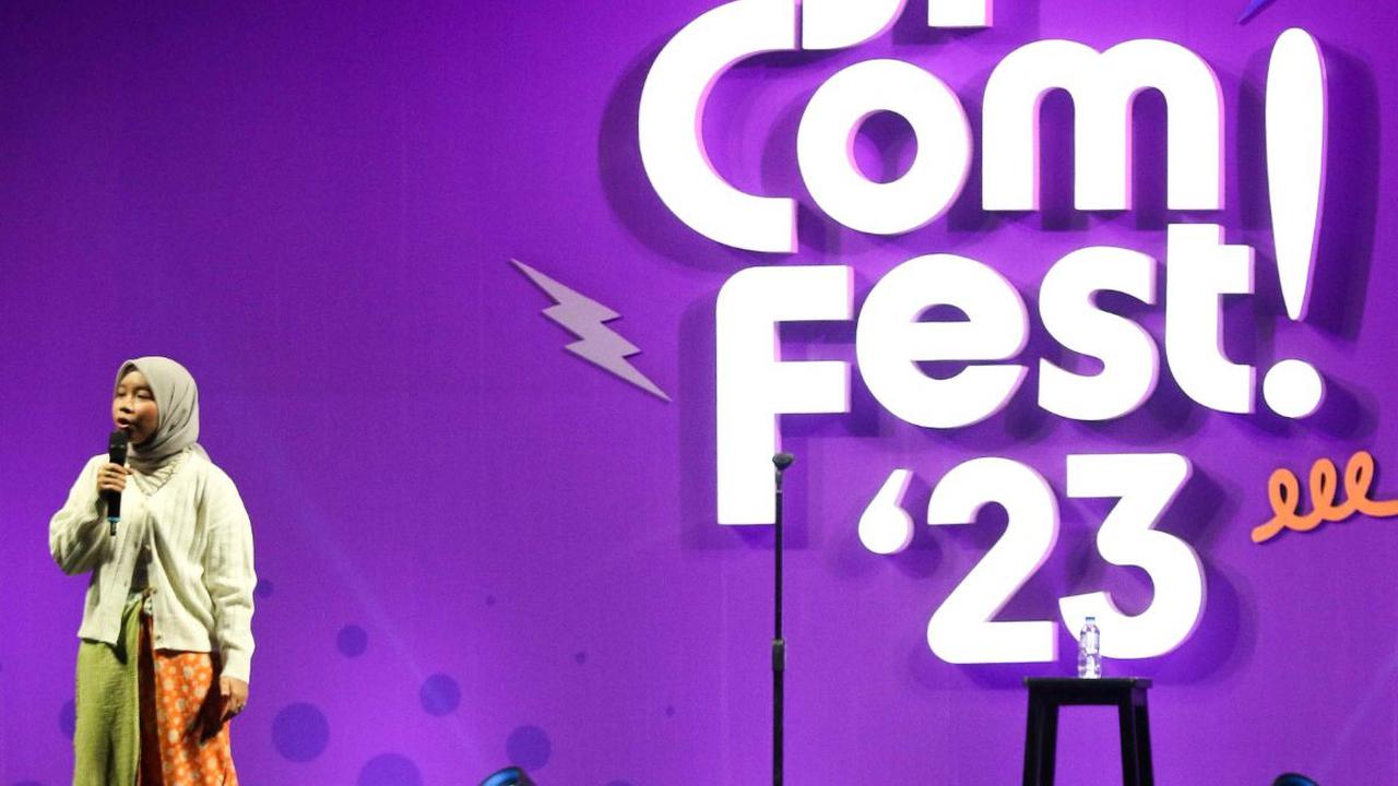 Komika Boah Sartika saat tampil dalam acara Jakarta International Comedy Festival (Jicomfest) 2023 di Tennis Indoor Senayan, Jakarta, Sabtu (16/12/2023). Jicomfest 2023 hari kedua ini diisi dengan deretan komika ternama tanah air dan luar negeri.