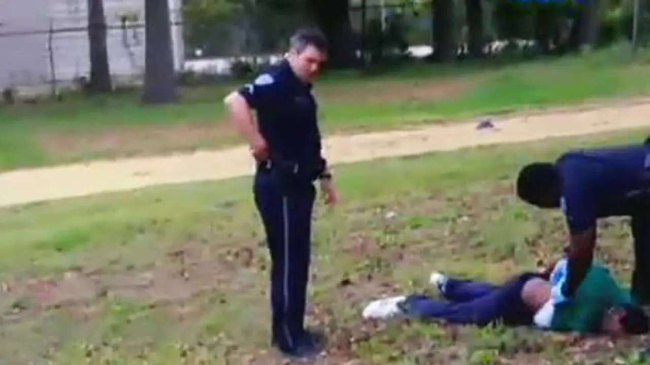 Video Ini Perlihatkan Polisi Kulit Putih Tembak Warga Kulit Hitam