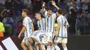 Pemian Timnas Argentina U-20, Maximo Perrone, melakukan selebrasi setelah mencetak gol ke gawang Guatemala pada laga Grup A Piala Dunia U-20 2023 di Estadio Unico Madre de Ciudades, Rabu (24/5/2023). Argentina membungkam Guatemala tiga gol tanpa balas. (AP Photo/Nicolas Aguilera)