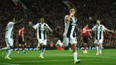 Striker Juventus, Paulo Dybala, merayakan gol yang dicetaknya ke gawang Manchester United pada laga Liga Champions di Stadion Old Trafford, Manchester, Selasa (23/10). MU kalah 0-1 dari Juventus. (AFP/Oli Scarff)