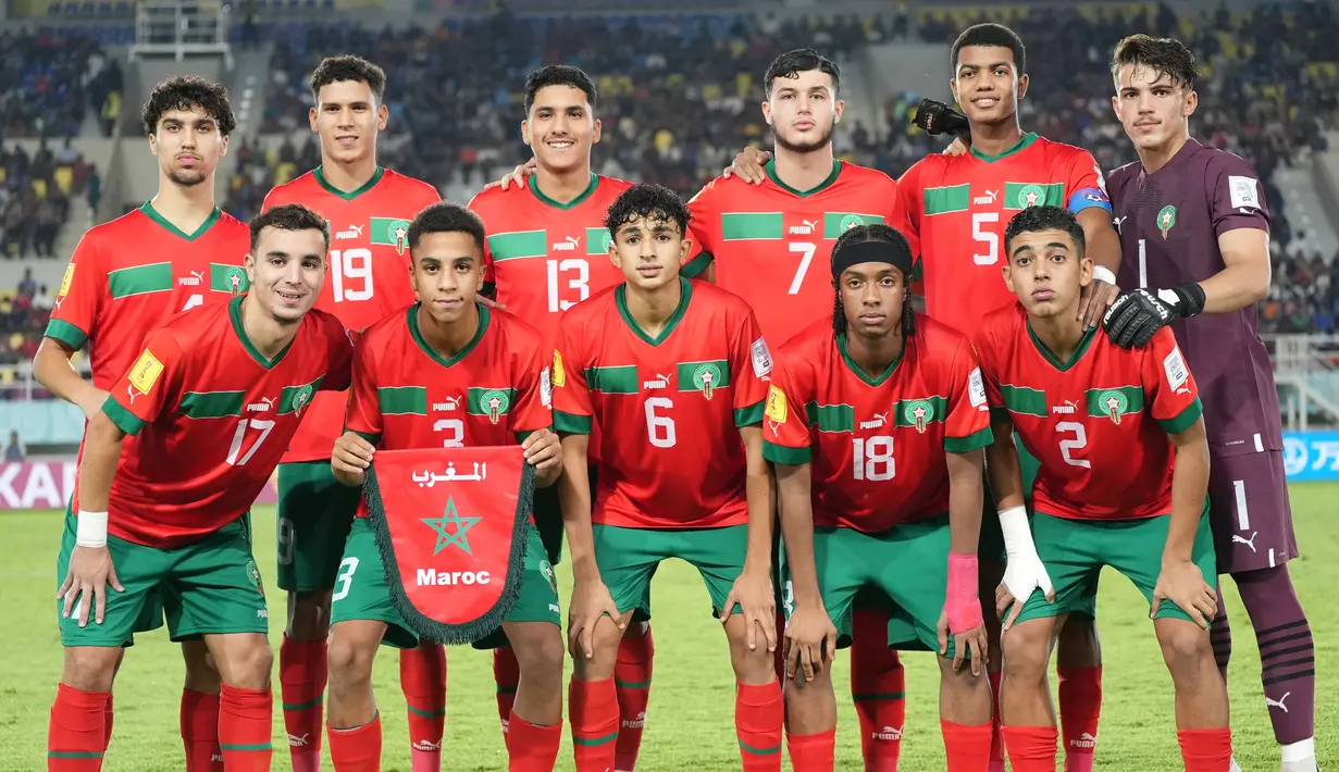 Starting XI Timnas Maroko U-17 berfoto sebelum dimulainya laga perempat final Piala Dunia U-17 2023 menghadapi Timnas Mali U-17 di Stadion Manahan, Solo, Sabtu (25/11/2023). (Doc. LOC WCU17/RKY)