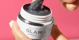 GLAMGLOW Supermud Clearing Treatment memiliki kombinasi asam glikolat, asam salisilat, dan asam laktat yang terbaik untuk perawatan kulit kombinasi. Tidak hanya membersihkan pori-pori, tapi juga mengatur produksi minyak dan menenangkan kulit sensitif. Foto: Instagram.