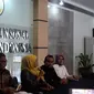 Cak Budi (berkemeja hitam) didampingi Menteri Sosial Khofifah Indar Parawansa di Kantor Kemensos, Jakarta, Kamis (4/5/2017). (Liputan6.com/Devira Prastiwi)