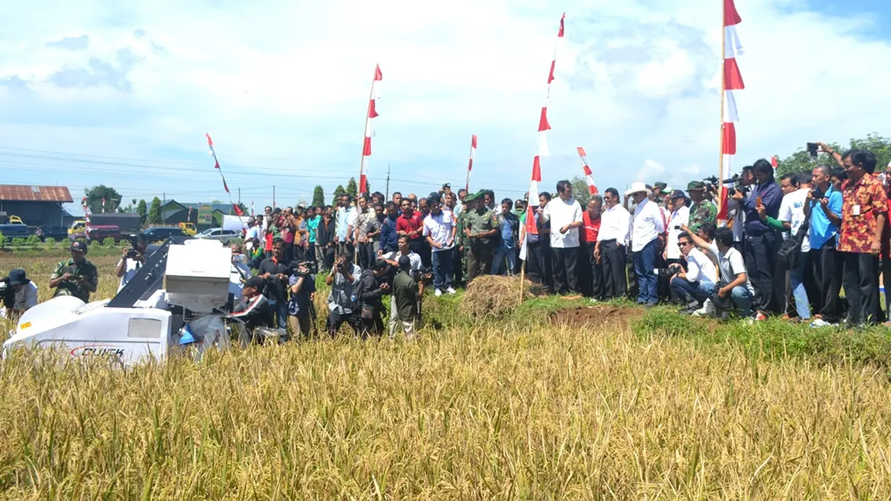 Menteri Pertanian Amran Sulaiman menyerahkan bantuan alat mesin pertanian (alsintan) canggih sekaligus tanam dan panen perdana dengan mesin otomatis di Wanareja, Cilacap, 2017. (Foto: Liputan6.com/Muhamad Ridlo)