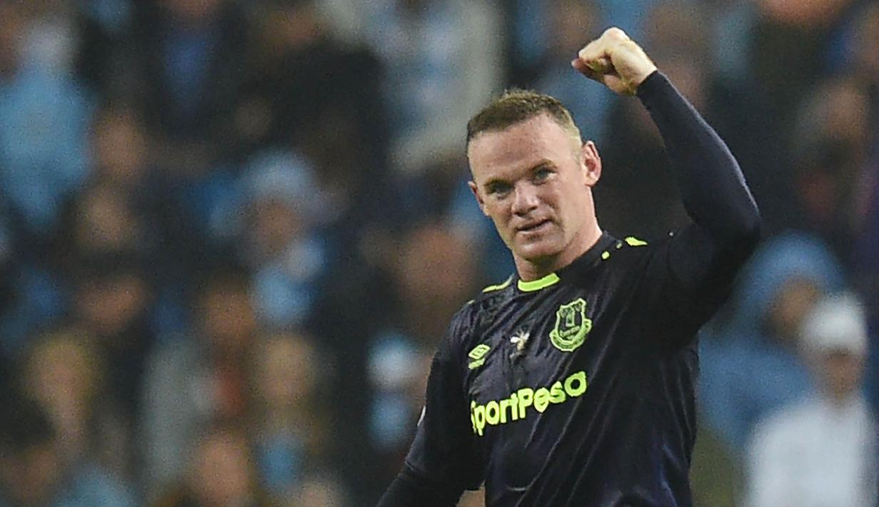 Striker Everton, Wayne Rooney, melakukan selebrasi usai mencetak gol ke gawang Manchester City pada laga Premier League di Stadion Etihad, Selasa (22/8/2017). Wayne Rooney berhasil mencetak gol ke 200 di ajang Premier League. (AFP/Oli Scarff)