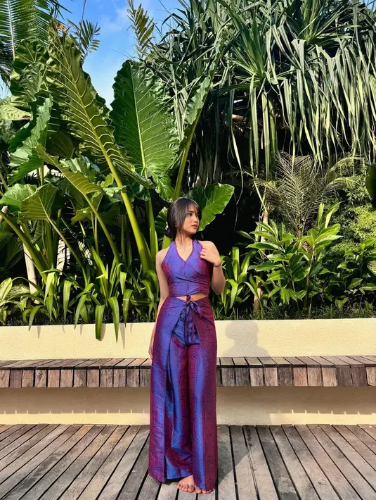 One set shimmer pilihan Fuji bernuansa nila yang super cantik, berpadu sempurna dengan kulit putihnya. [Foto: Instagram/fuji_an]