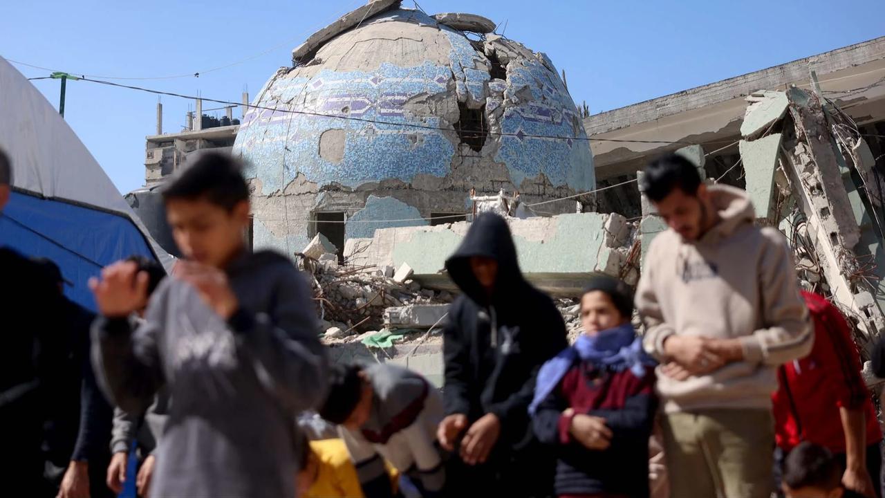 FOTO: Salat Jumat Pertama Ramadan di Tengah Reruntuhan Gaza