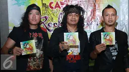 Grup band Candil In The Rockalisasi menunjukkan album perdana mereka bertajuk "Rockalisasi", Jakarta, Rabu (27/04). Nama 'Rockalisasi' itu merupakan sebuah konsep positif yang diharapkan dapat memberikan dampak positif. (Liputan6.com/Herman Zakharia)