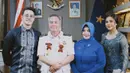 Penampilan Awkarin Dampingi Ayahanda dalam Pelantikan Jabatan Baru, Anggun Berkebaya Navy  (credit: instagram.com/narinkovi