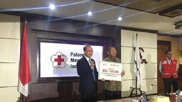 Palang Merah China memberikan bantuan dana kemanusiaan se Besar US$ 100 atau setara dengan Rp 1,4 miliar kepada PMI. Bantuan ini di sampaikan Duta Besar China kepada Wakil PMI Indonesia (Liputan6.com/Teddy Tri Setio Berty)