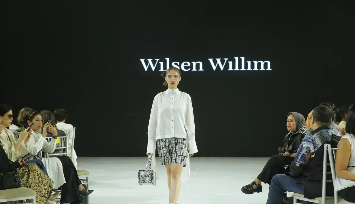 Koleksinya kali ini memiliki potongan longgar dengan fokus siluet pada bagian pinggang ramping dan bahu yang kuat. [Foto: Document/FIMELA]