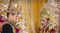 Beby Tsabina dan Rizki Aulia Natakusumah akhirnya menikah di Jakarta, pada Minggu (23/6/2024) dengan maskawin seperangkat alat salat dan logam mulia. (Foto: Dok. Instagram @annisayudhoyono)
