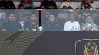 Presiden Joko Widodo (kedua kanan) bersama Kemenpora Dito Ariotedjo (kiri), Ketua Umum PSSI Erick Thohir (tengah), dan Steering Committee (SC) Piala Presiden 2024 Maruarar Sirait hadir langsung dalam upacara pembukaan Piala Presiden 2024 yang berlangsung di Stadion Si Jalak Harupat, Bandung, Jumat (19/07/2024) WIB. (Bola.com/Bagaskara Lazuardi)