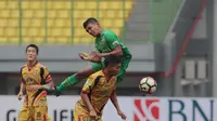 Duel pemain Mitra Kukar, Anindito Wahyu (bawah) dan pemain Bhayangkara FC, T.M Ichsan pada lanjutan Liga 1 2017 di Stadion Patriot, Bekasi, Jumat (21/7/2017). Bhayangkara FC menang 4-1. (Bola.com/Nicklas Hanoatubun)