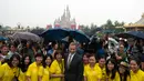 CEO Walt Disney, Bob Iger berpose dengan relawan di depan Shanghai Disney Resort di Shanghai, Tiongkok, (16/6). Taman bermain ini dibanjiri pengunjung di hari pertama pembukaan. (AFP Photo/Johannes Eisele)