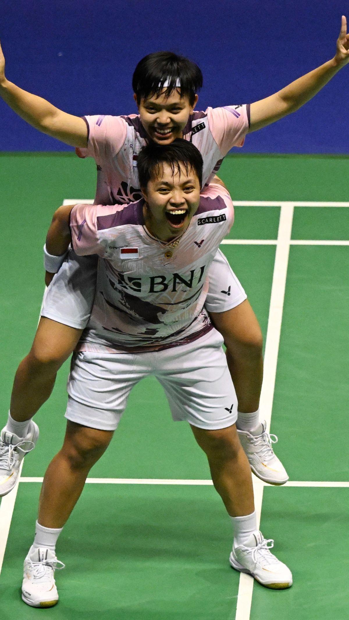 Meski sempat kalah di set pertama, Apriyani Rahayu/Siti Fadia berusaha bangkit di set kedua hingga akhirnya berbuah hasil kemenangan hingga set ketiga.