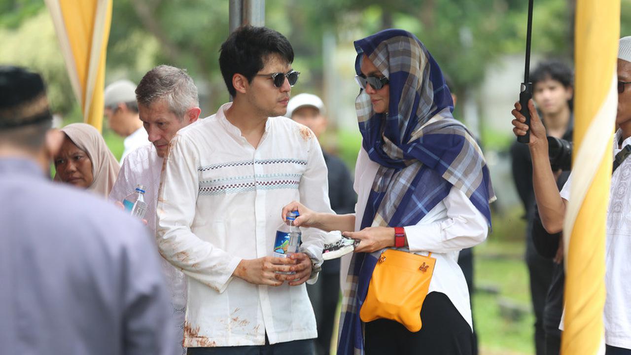 Top 3: Potret Luna Maya Saat Melayat Ibunda Maxime Bouttier