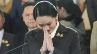 Paetongtarn Shinawatra saat konferensi pers menanggapi pencopotannya sebagai perdana menteri Thailand, di Bangkok, Jumat (29/8/2025). (Dok. AP Photo/Sakchai Lalit)
