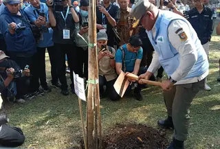 Direktorat Jenderal (Ditjen) Bina Administrasi Kewilayahan (Adwil) Kementerian Dalam Negeri (Kemendagri) mendorong penguatan peran Satuan Polisi Pamong Praja (Satpol PP) dan Satuan Perlindungan Masyarakat (Satlinmas) sebagai garda terdepan dalam mewujudkan Indonesia bebas sampah melalui Gerakan Indonesia Aman, Sehat, Resik, dan Indah (ASRI).