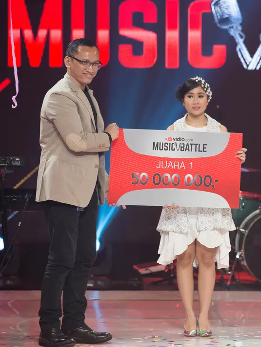 Adeline berhasil memenangkan ajang pencarian bakat video.com,  Momo’ GEISHA’ pun turut bangga karena Adelinne adalah bagian dari tim Momo.  (Desmond Manullang/Bintang.com)