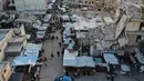 Pemandangan udara saat warga Suriah membeli produk makanan di pasar menjelang buka puasa pada hari kedua Ramadhan, di kota Ariha yang dilanda perang, di provinsi Idlib, Kamis (15/4/2021). Mereka menjalankan Ramadhan di antara lautan reruntuhan bekas konflik gencatan senjata. (Omar HAJ KADOUR/AFP)