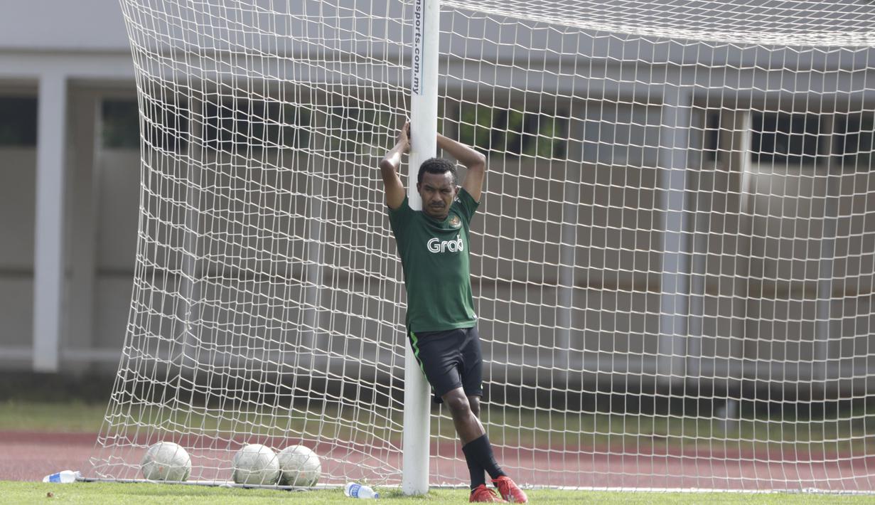 Pemain Timnas Indonesia U-23, Todd Rivaldo, tampak santai saat latihan di Stadion Madya, Jakarta, Rabu (13/3). Latihan ini merupakan persiapan jelang Kualifikasi Piala AFC U-23. (Bola.com/Vitalis Yogi Trisna)