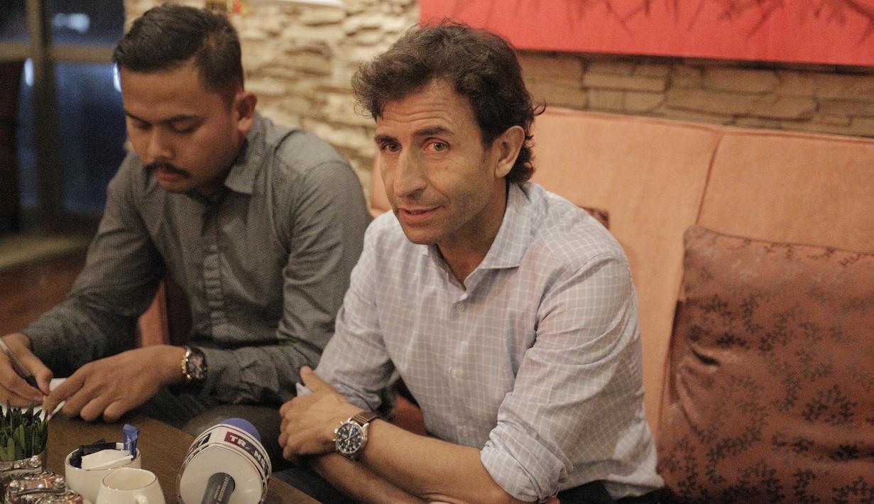 Mantan pelatih Timnas Indonesia, Luis Milla, usai bertemu dengan PSSI di New World Manila Bay Hotel, Jumat malam (29/11). Pelatih asal Spanyol itu memberikan presentasi tentang rencananya untuk Timnas Indonesia. (Bola.com/Zulfirdaus Harahap)