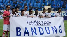 Skuat PBR membentangkan spanduk berisikan ucapan terima kasih setelah memastikan hijrah ke Bekasi. (Liga Indonesia)