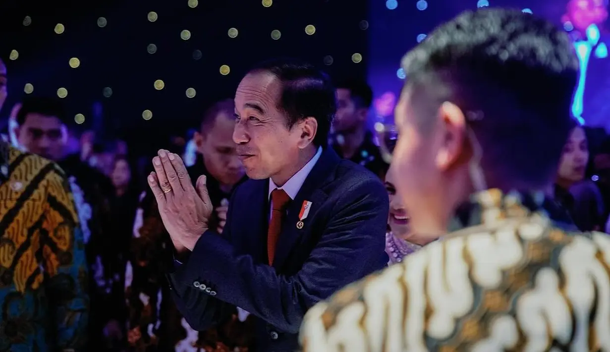 Presiden Jokowi memadukan kemeja putih, dasi panjang merah, dan setelan jas dan celana Panjang biru navy. [Foto: Instagram/ferdinan_sule]