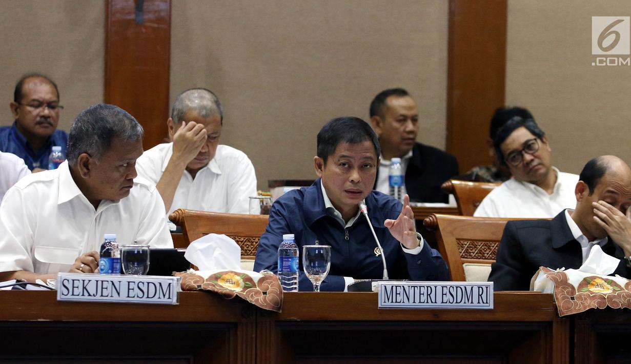 Menteri Energi dan Sumber Daya Mineral (ESDM), Ignasius Jonan (tengah) memberikan penjelasan saat raker dengan Komisi VII di Gedung Parlemen, Senayan, Jakarta, Rabu (28/8/2019). Komisi VII DPR RI memanggil Menteri ESDM untuk membahas asumsi makro sektor ESDM. (Liputan6.com/Johan Tallo)