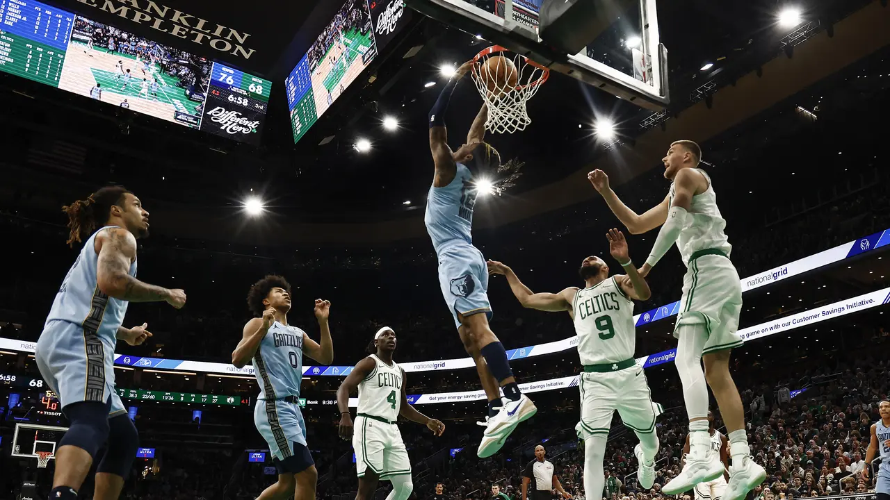 Pemain Grizzlies Ja Morant mengacak-acak pertahanan Boston Celtics di lanjutan NBA 2024/2025