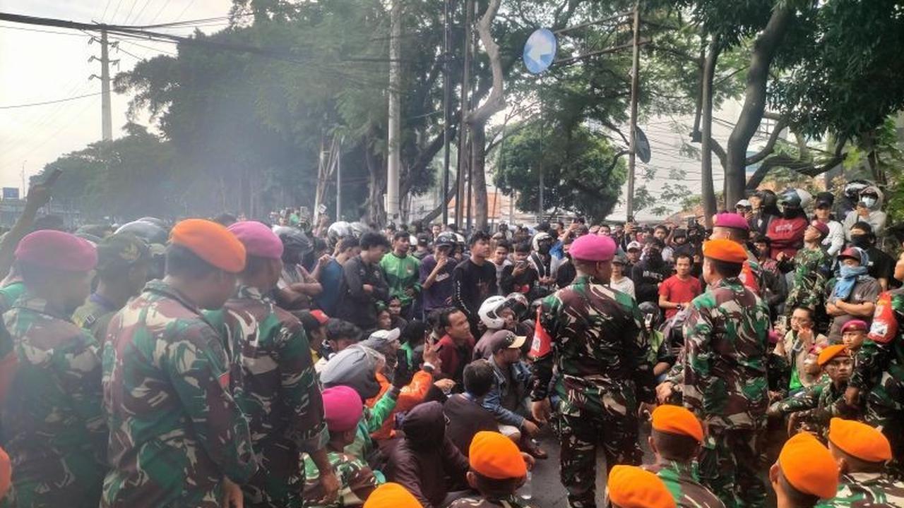 Fakta Unik: Prajurit TNI Duduk Bersama Demonstran Kwitang, Dengar Aspirasi di Jalan