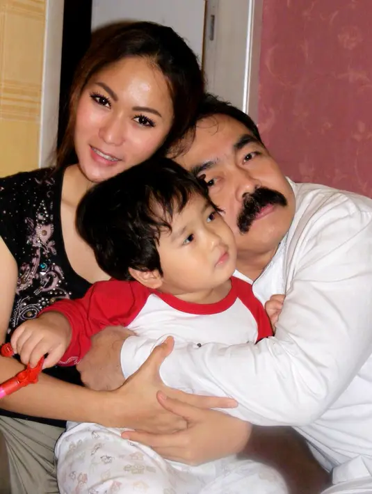 Ibu satu orang anak itu mengungkapkan rasa senangnya mendapatkan kartu ucapan dari orang nomor satu di Indonesia. Bahagia, lantaran menjadi salah satu orang yang mendapat perhatian dari Presiden. (Instagram/inul.d)