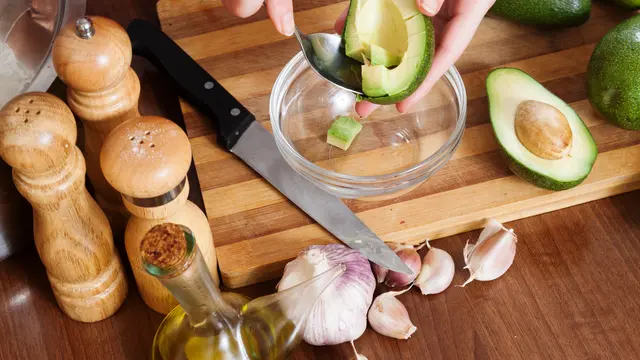 Tips Membuat Avocado Egg untuk Sarapan Pagi