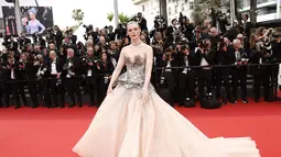 Elle Fanning tiba di karpet merah di Festival Film Cannes 2023 untuk pemutaran film "Jeanne du Barry,". (Photo by Joel C Ryan/Invision/AP)