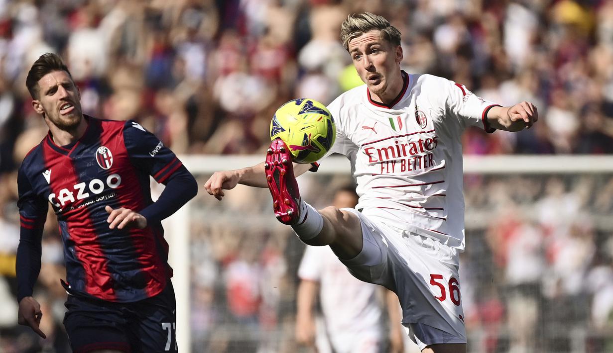 Pemain AC Milan, Alexis Saelemaekers (kanan) mengontrol bola dibayangi pemain Bologna, Georgios Kyriakopoulos pada laga lanjutan Liga Italia 2022/2023 di Renato-Dall'Ara Stadium, Bologna, Minggu (16/04/2023) WIB. Laga berakhir dengan skor imbang 1-1. (AP Photo/LaPresse/Massimo Paolone)