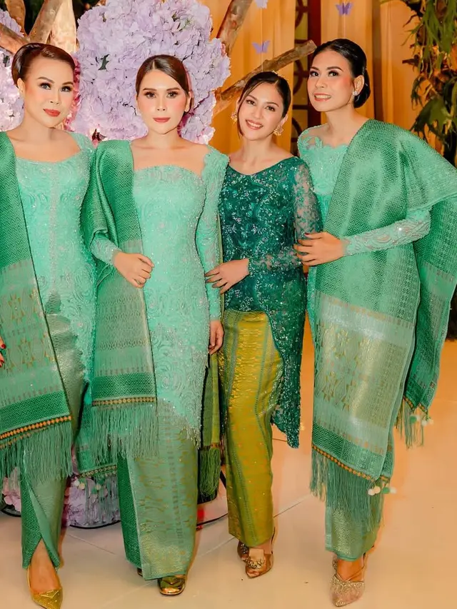 Jessica Mila saat putrinya dibaptis pakai kebaya serba hijau . [@nataliahasibuan]