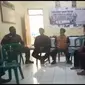 Para perwakilan tokoh masyarakat dan Forkopimda Kelurahan Sukamentri Garut Kota, Jawa Barat tengah melakukan koordinasi mengenai beredarnya faham radikalisme NII yang telah merekrut puluhan remaja di Garut. (Liputan6.com/Jayadi Supriadin)